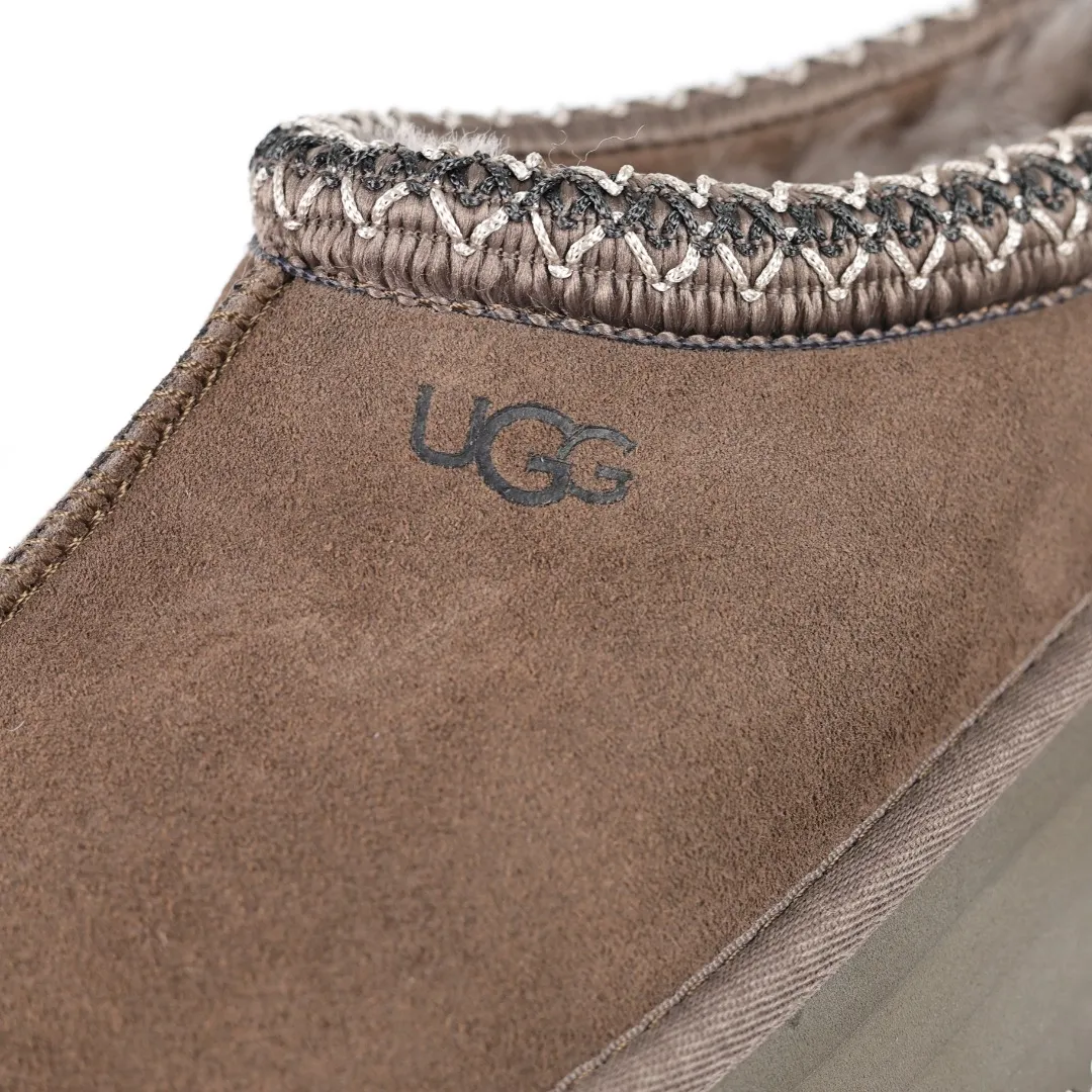 Copy price 💰560 Core recommendation of good price 5cm thick sole, independently developed original outsole, cashmere insole, keeping warm in winter, suitable for home use. In the new year, uug launched a style series, which is partially geared towards the preferences of young consumers. It has also moved to the forefront of fashion trends. Shoe body material, water-repellent coated suede upper, 17 mm UGGPURE™ implanted wool insole, lightweight non-slip and comfortable rubber outsole, with brand LOGO and trademark, with full package Size: 35 36 37 38 39 40